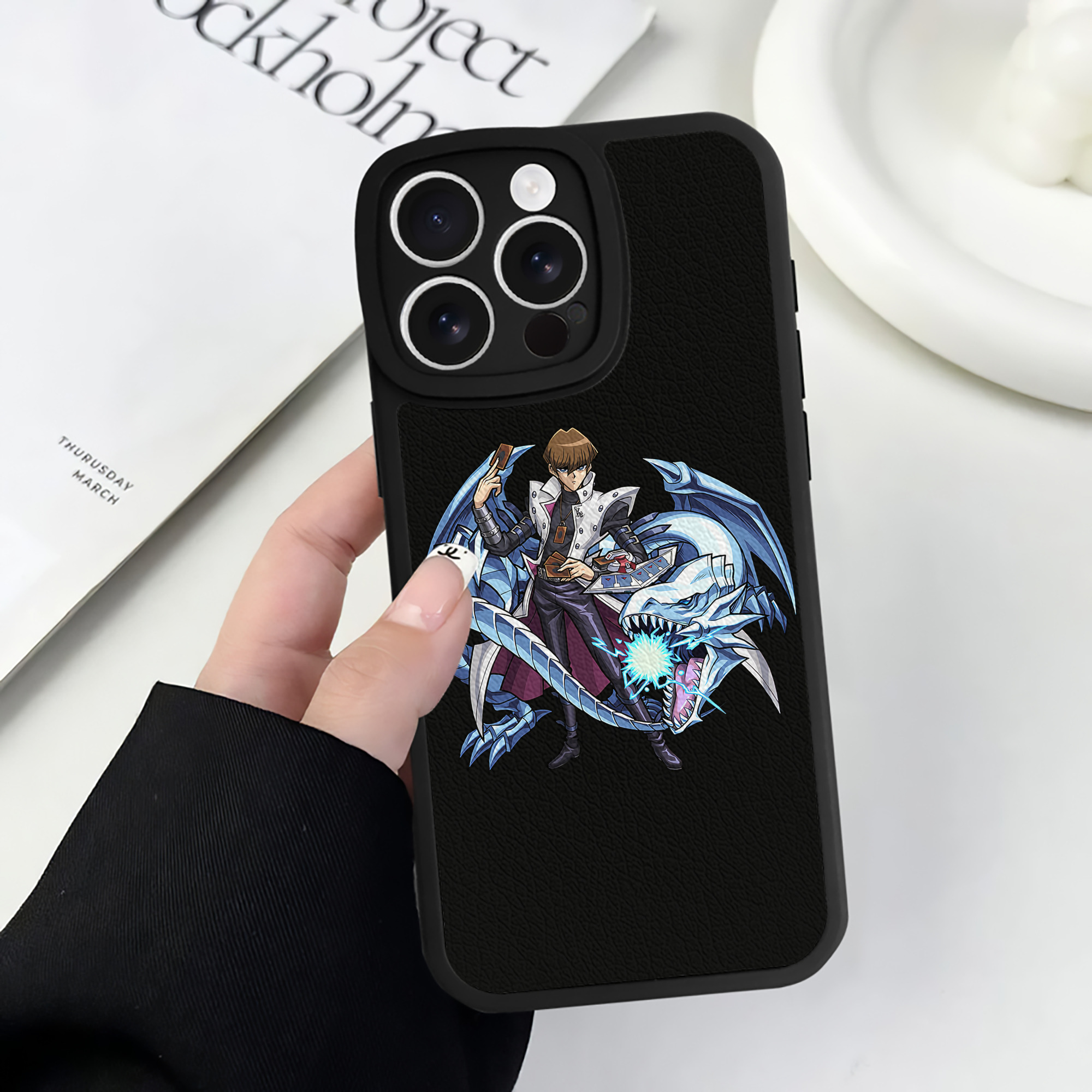 （画像用） 遊☆戯☆王 Yu-Gi-Oh! 【iPhone 16シリーズ対応】シリコンスマホケース（レザー調） 材質：シリコン